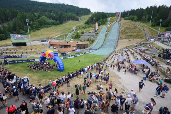 Red Bull 400 : 1300 coureurs lancés à l’assaut du mythique tremplin du Praz à Courchevel