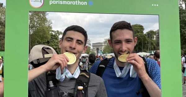 Valentin Vanhaeverbeek court le Marathon de Paris en hommage à son frère décédé : « Les gens voyaient nos tee-shirts et criaient “On t’aime Raph” »