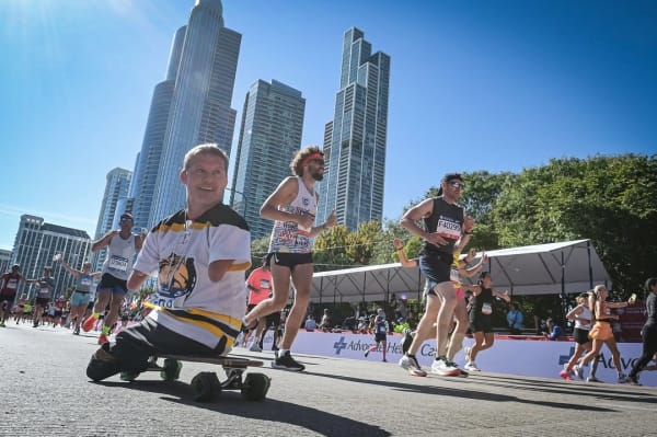 Chris Koch, 4h16 pour parcourir le Marathon de Chicago sur un skate