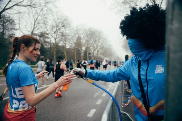 Marathon de Paris 2026 : des bidons réutilisables pour les coureurs sous 2h50
