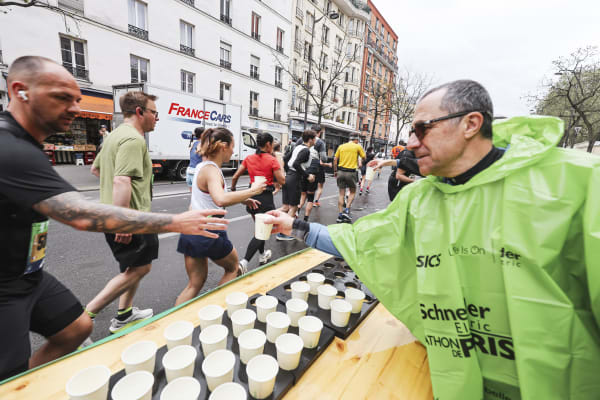 Marathon de Paris 2026 : des ravitaillements sans gobelets ni bouteilles, une première mondiale dans le running