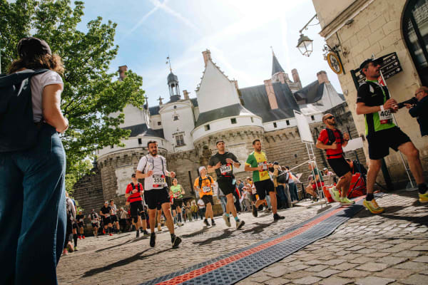 Abalone Marathon de Nantes 2026 : Hamza Sahli améliore le record en 2h15’19, 23 000 coureurs en fête