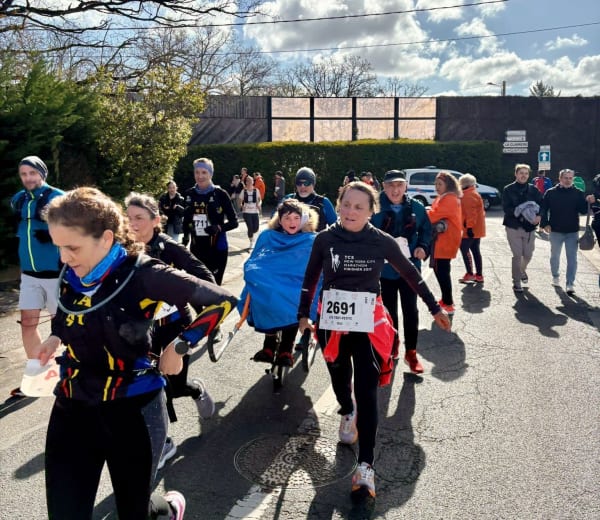 Une mère et son fils polyhandicapé, heureux finishers du semi-marathon de Rambouillet