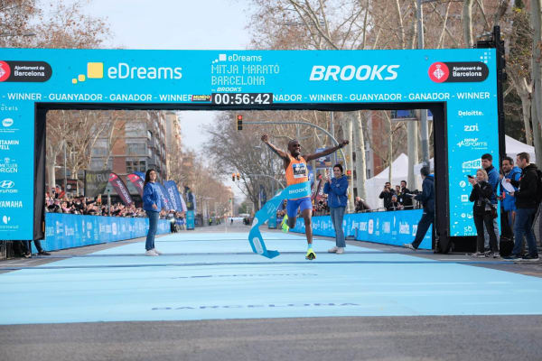 Jacob Kiplimo pulvérise le record du monde au Semi-Marathon de Barcelone 2025