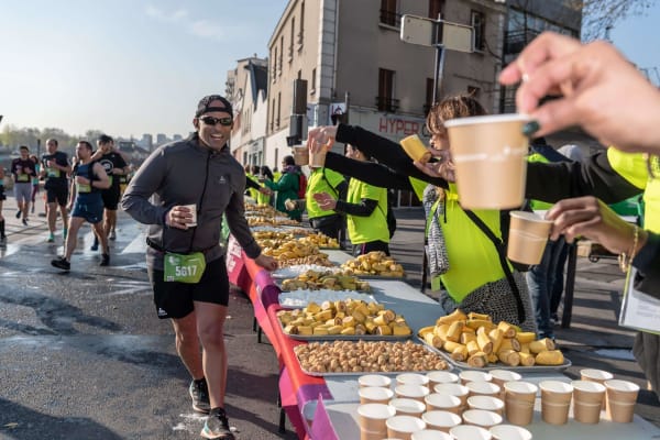 L’évolution des ravitaillements en marathon : du vin aux gels énergétiques