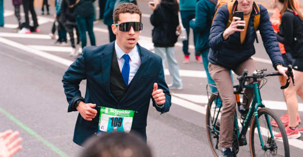 Axel Ramponi, un comédien costumé au Marathon de Paris 2025 : « Ça serait énorme de courir l’UTMB en smoking ! » 