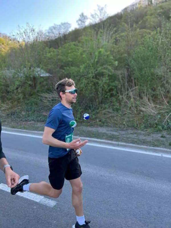 Courir un marathon en jonglant ? L’incroyable record du monde du belge Benjamin Balbeur