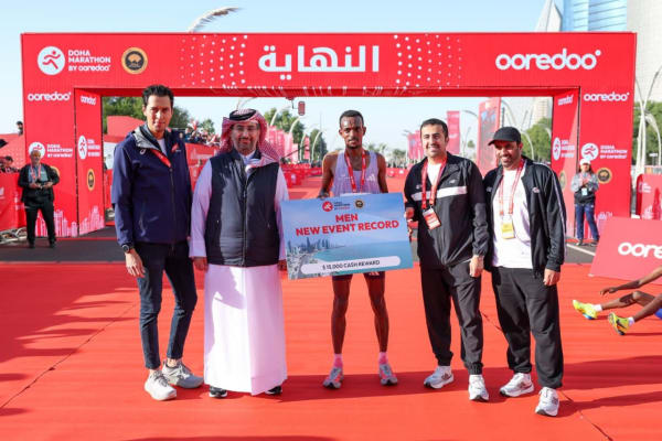 Marathon de Doha : les Éthiopiens Tamirat Tola et Tigist Gezahagn transforment le désert en piste record