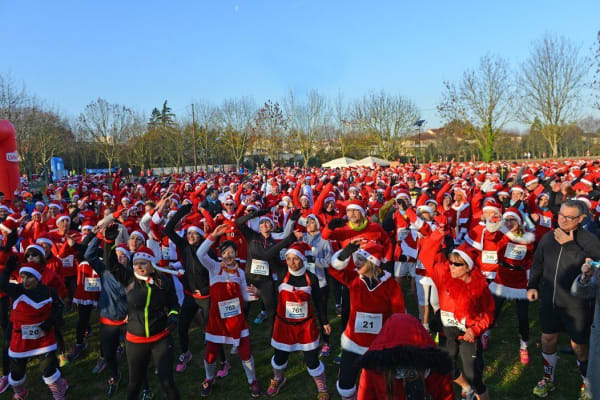3500 Pères Noël déferlent dans les rues de Toulouse pour la Corrida de Noël