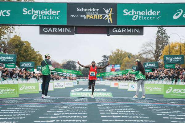 Marathon de Paris 2025 : Benard Biwott et Bedatu Hirpa triomphent dans une édition spectaculaire