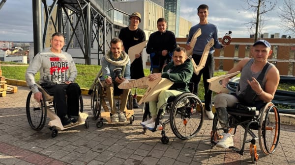 Sept fauteuils en bois, un marathon : le projet de Paul de Livron