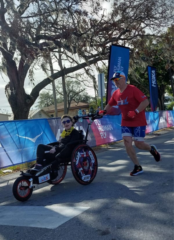 « Elle comprend tout » : Pascal et sa fille handicapée Romane participeront aux Championnats du monde du Half Ironman