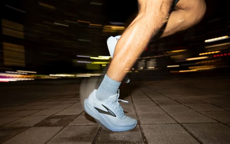 Brooks Ghost AMP passe en mode plus rapide avec mousse DNA Hype azotée et SpringRamp, pour enchaîner confort et dynamisme au quotidien.