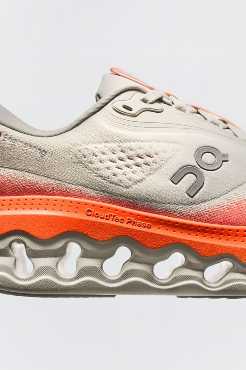 Découvrez la On Cloudsurfer 3 et son amorti le plus doux grâce à la mousse Surreal et au CloudTec Phase repensé pour les runs quotidiens.