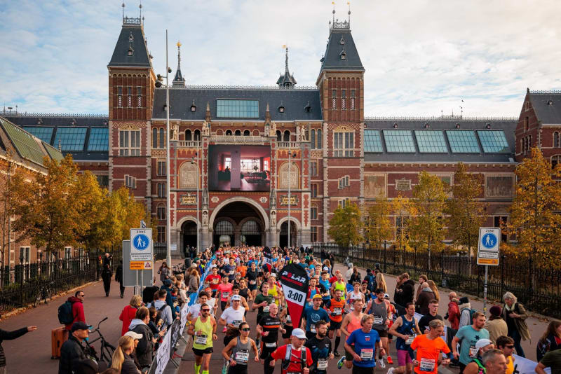 Marathon d’Amsterdam, desination running idéale entre parcours plat et ultra-roulant et visite des plus beaux quartiers de la capitale néerlandaise.