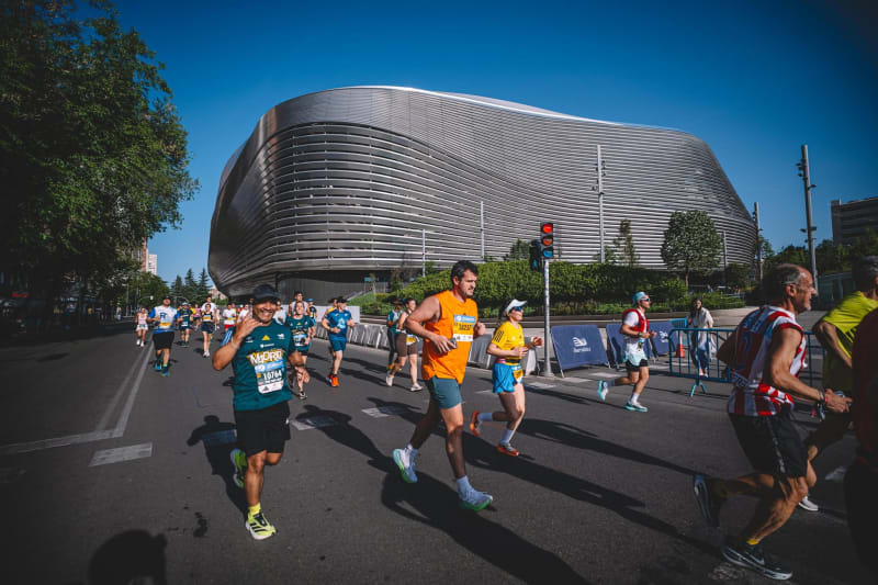 Découvrez le parcours du Marathon de Madrid, des lieux mythiques au finish redouté, dans une ambiance festive et musicale.