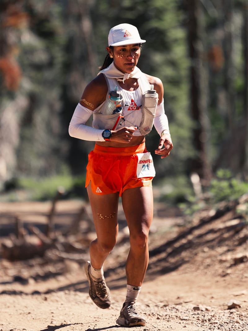 Nike dévoile la ACG Kigerfly, prototype trail testé sur 29 000 km et déjà gagnant à la Western States, avant l’UTMB et une sortie officielle en 2027.