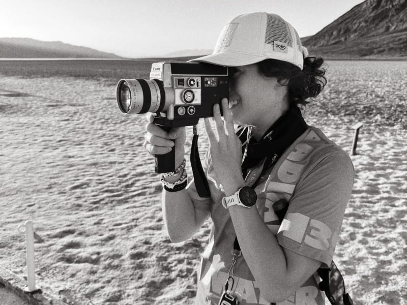 Victoria Negri prévoit de lancer la production en 2026 du film de fiction Ultra, dont le rôle principal reviendra à Shailene Woodley (Big Little Lies, The Descendants...). Elle-même coureuse longue distance, la réalisatrice américaine a évoqué avec beaucoup d'intimité ce projet à marathons.com.