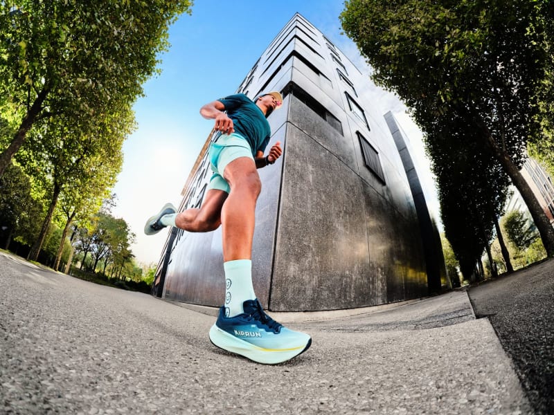 KIPRUN dévoile la KIPRIDE MAX, sa nouvelle chaussure maximaliste pensée pour l’entraînement quotidien. Amorti SOFTECH+, confort premium : une paire idéale pour enchaîner les kilomètres et confirmer les ambitions de KIPRUN.