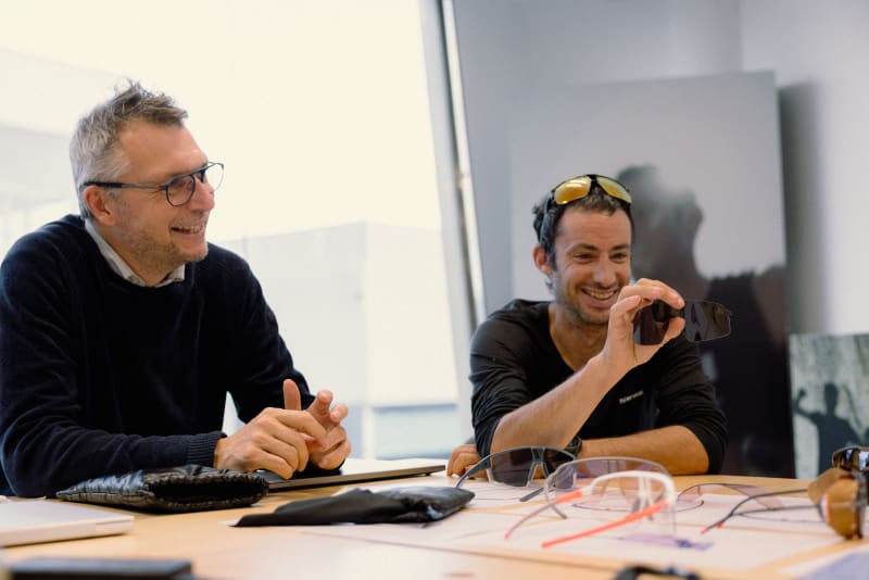 Kilian Jornet et Julbo officialisent une collaboration née bien avant la performance et les records. Une relation forgée depuis l’enfance du champion d'ultra-trail, autour de la montagne, de l’innovation terrain et d’une vision commune de l’endurance, avec une collection dédiée attendue en 2026.