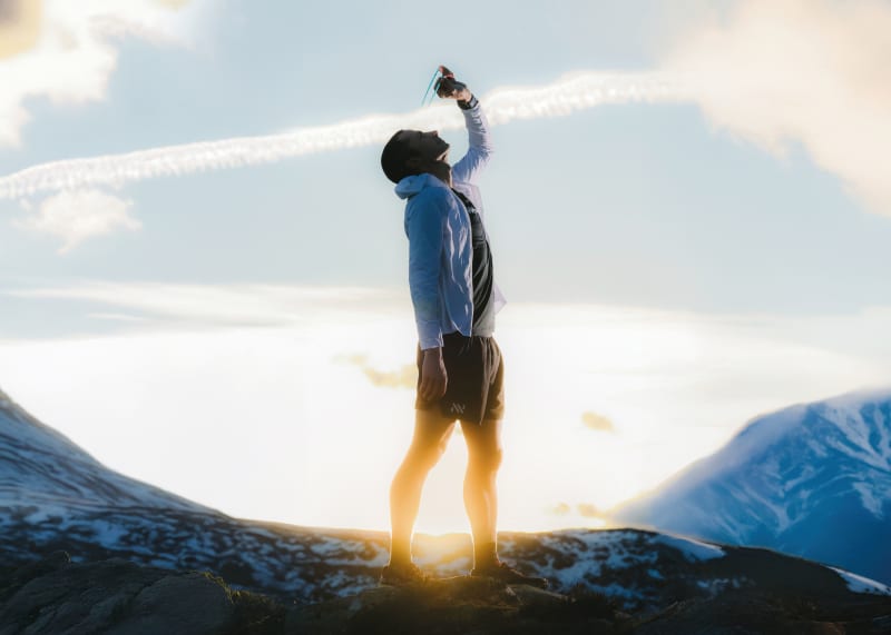 Kilian Jornet et Julbo officialisent une collaboration née bien avant la performance et les records. Une relation forgée depuis l’enfance du champion d'ultra-trail, autour de la montagne, de l’innovation terrain et d’une vision commune de l’endurance, avec une collection dédiée attendue en 2026.