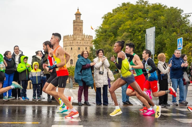 20 000 coureurs, record féminin historique, victoire d’Emmanuel Roudolff-Levisse au sprint et performances de très haut niveau au Semi-marathon de Séville 2026.
