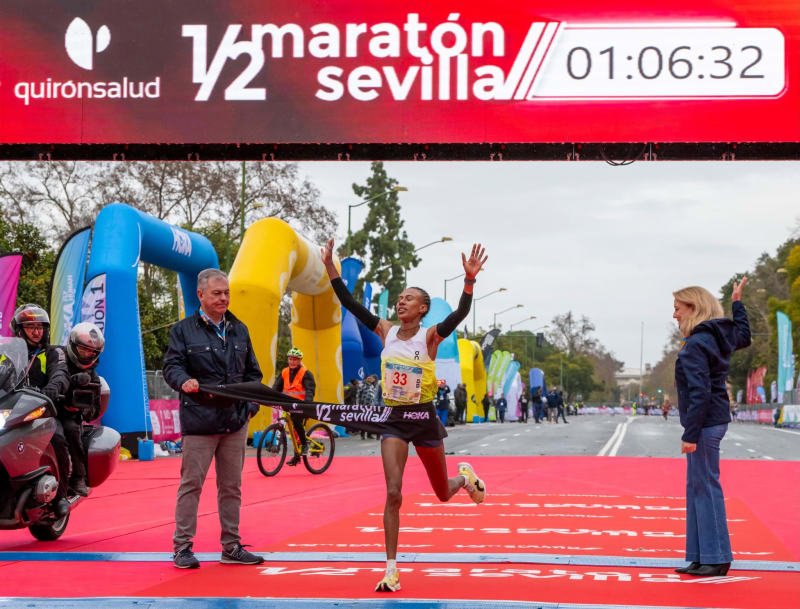 20 000 coureurs, record féminin historique, victoire d’Emmanuel Roudolff-Levisse au sprint et performances de très haut niveau au Semi-marathon de Séville 2026.