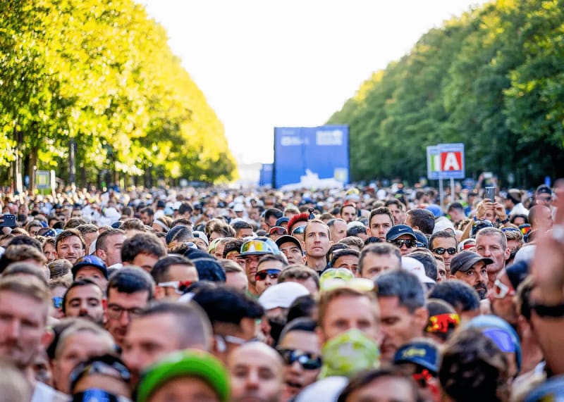 Parmi toutes les courses, le Marathon de Berlin est certainement celui qui fait rêver le plus de runners en quête de record personnel... Membre historique du circuit des Majors, il s’est forgé une réputation mythique dans le monde du running. Et pour cause, les chiffres ne mentent pas : 13 records du monde y ont déjà été établis. C’est tout simplement le temple de la vitesse sur 41,195 km. Mais qu’est-ce qui rend Berlin aussi propice aux exploits ? Zoom sur les ingrédients qui font de cette course l’une des plus rapides du monde.