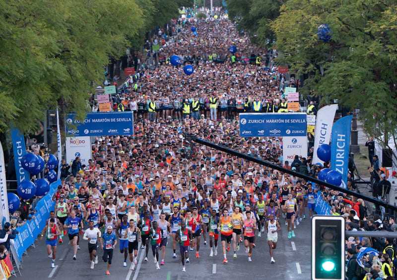 Chaque année, le Marathon de Séville est une date cochée par les coureurs en quête de la course idéale. Ceux qui veulent courir vite. Très vite. Dans l’ombre de Valence, la capitale andalouse s’est imposée comme l’un des spots les plus fiables d’Europe pour performer. Pour cette année 2026, tout était réuni pour faire de cette édition une course rapide. Et le bitume espagnol a confirmé la réputation de Séville. Il a même offert quelque chose de rare : un marathon qui se gagne à la photo finish. Tola Shura Kitata a triomphé en 2h03’59 au terme d’un sprint mémorable juste devant son rival du jour Abderehman Asrar Hiyrden. Chez les femmes, la Finlandaise Alisa Vainio a marqué les esprits avec un nouveau record national en 2h20'39.