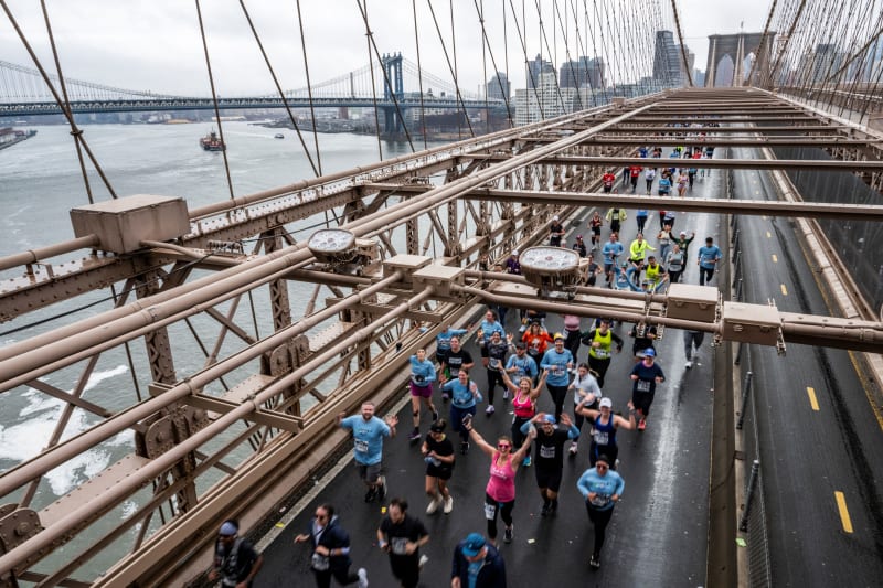 Découvrez toutes les options pour obtenir un dossard au United Airlines NYC Half : loterie, qualification, programme 4 Out of 6, charity et tour-opérateurs. Guide complet pour courir 21,1 km de Brooklyn à Central Park.