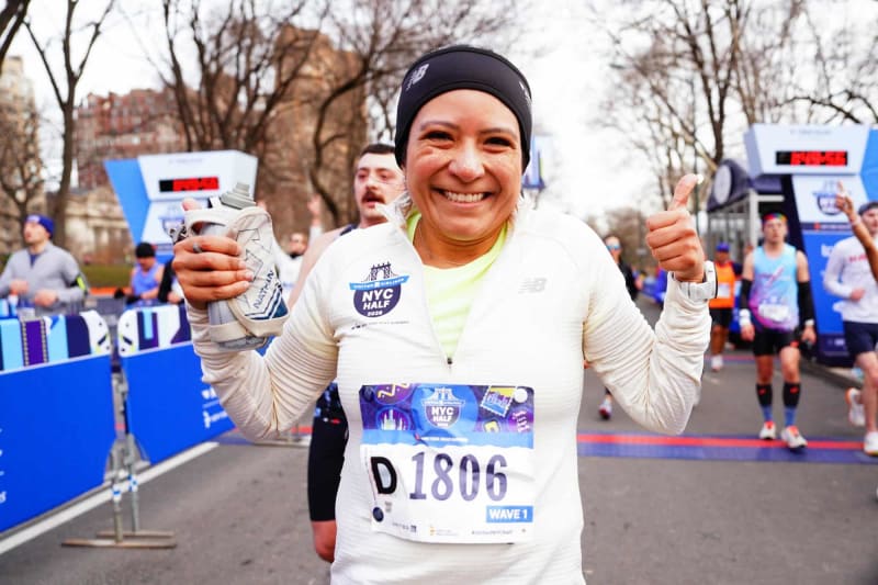 Hellen Obiri s’impose avec un record du parcours en 1h06’33, Adriaan Wildschutt surprend en 59’30. Résumé et résultats du United Airlines NYC Half 2026.