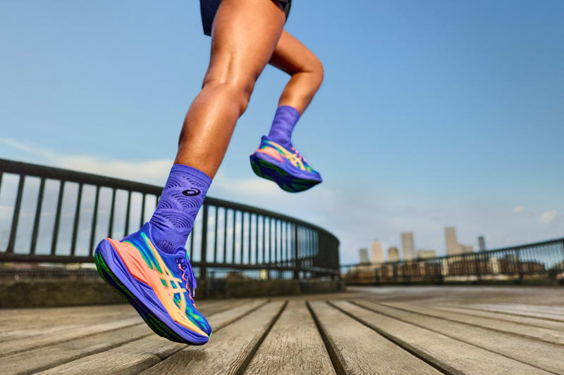 ASICS dévoile la Superblast 3, nouvelle version de son super trainer phare. Mousse FF LEAP en A-TPU, rebond amélioré et polyvalence totale : une chaussure capable d’enchaîner les footings, les longues sorties rapides et même le marathon.