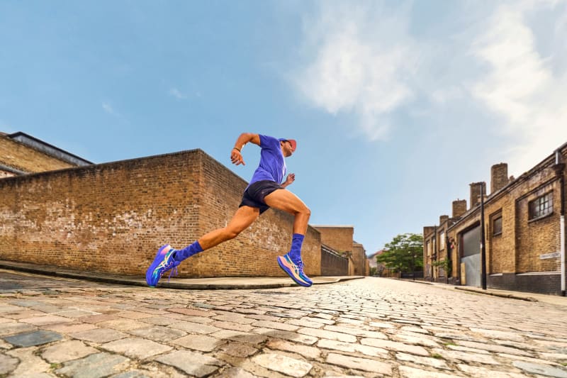 ASICS dévoile la Superblast 3, nouvelle version de son super trainer phare. Mousse FF LEAP en A-TPU, rebond amélioré et polyvalence totale : une chaussure capable d’enchaîner les footings, les longues sorties rapides et même le marathon.