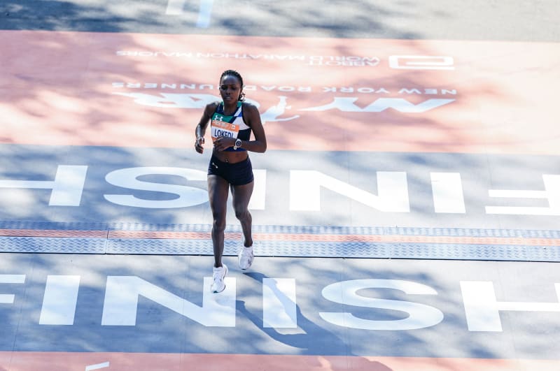 Under Armour complète sa gamme performance avec les nouvelles Velociti Distance et Pace. Deux modèles pensés pour structurer l’entraînement, du kilométrage quotidien aux séances dynamiques, aux côtés de la Velociti Elite 3 portée par Sharon Lokedi.