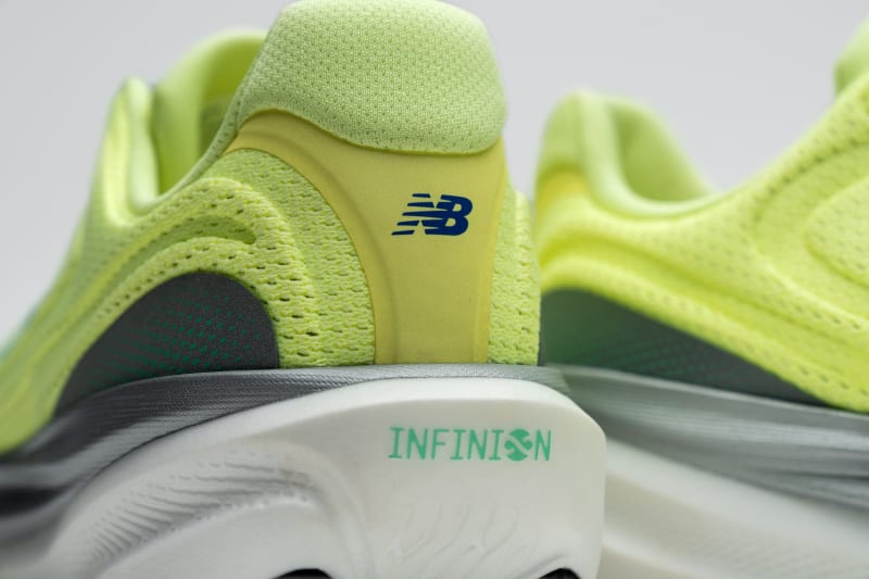 Découvrez la nouvelle New Balance 1080v15 : mousse Infinion Foam, tige repensée et confort premium pour le running du quotidien.