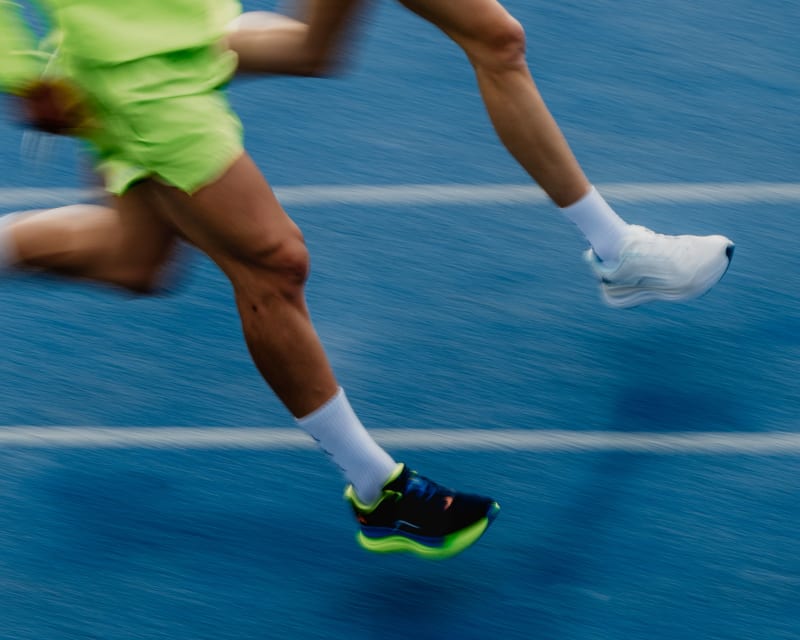 Kappa revient dans le running avec la Kontroll 2.0, une chaussure d’entraînement polyvalente et accessible à 100 €. Légère, respirante et dotée d’une semelle EVA dynamique, elle vise les coureurs occasionnels et les sorties du quotidien.