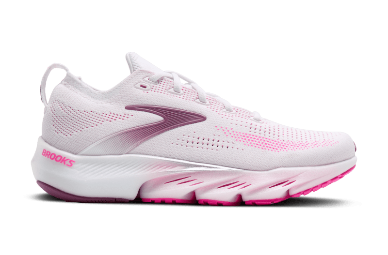 Brooks dévoile la Glycerin Flex, une chaussure de running qui mise sur la souplesse et la liberté de mouvement. Mousse premium DNA Tuned, flexibilité et confort longue distance : une alternative moderne à la Glycerin classique pour une foulée naturelle et courir souvent, longtemps.