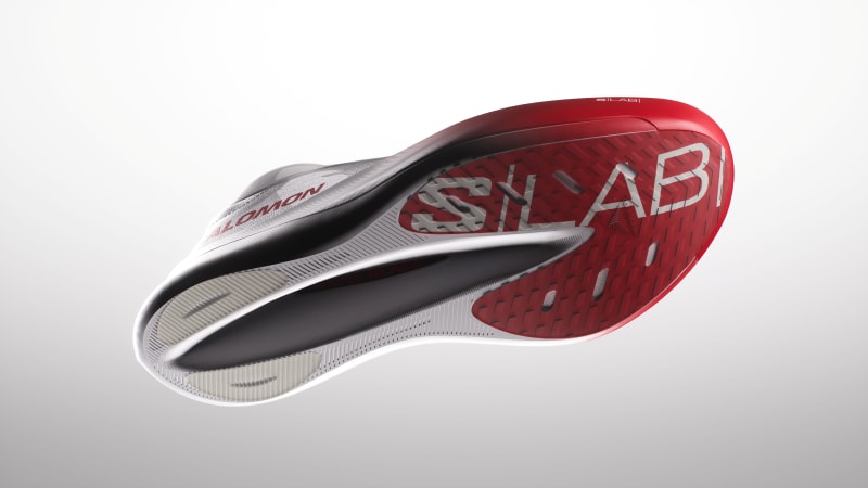 Salomon dévoile la S/LAB Phantasm 3, une chaussure de compétition à plaque carbone pensée pour la route. Design aérodynamique testé en soufflerie, mousse optiFOAM+ à base de PEBA et plaque carbone energyBLADE pour maximiser vitesse et efficacité du 5 km au marathon.