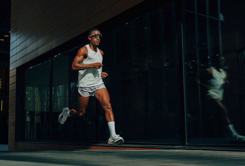 KIPRUN dévoile la KIPSTORM ELITE, sa nouvelle chaussure carbone dédiée au marathon. Nouvelle mousse A-TPU, plaque carbone repensée et confort amélioré : une évolution majeure qui remplace la KD900X LD+ et confirme les grandes ambitions de la marque française.