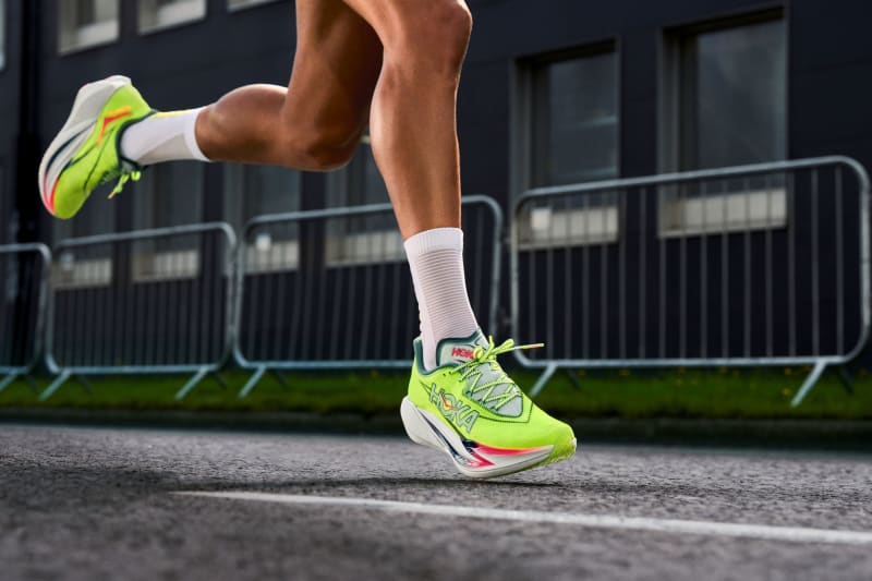 HOKA dévoile la Cielo X1 3.0, sa chaussure carbone la plus légère et la plus agressive à ce jour. Mousse PEBA ultra-réactive, plaque carbone, rocker prononcé et stabilité améliorée : une super-chaussure pensée pour la compétition du 5 km au marathon.