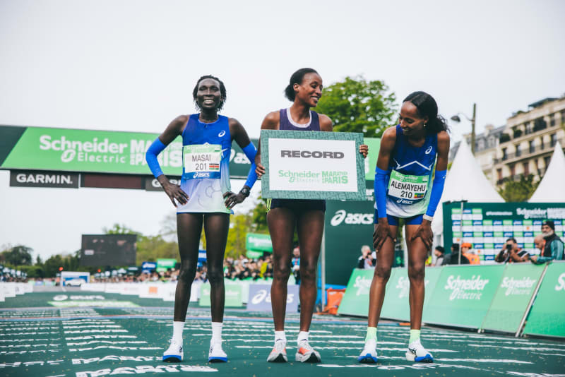 Marathon de Paris 2026 : 57 464 finishers, 49% de primo-marathoniens, record féminin... retrouvez tous les chiffres clés d’une édition spectaculaire au cœur de la capitale.
