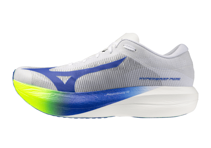 Mizuno dévoile la nouvelle gamme Hyperwarp avec trois chaussures à plaque carbone : Pure, Elite et Pro. Une refonte complète de sa gamme compétition, plus lisible et plus accessible, mêlant mousse Enerzy XP, innovation japonaise et performance pour tous les profils de coureurs.