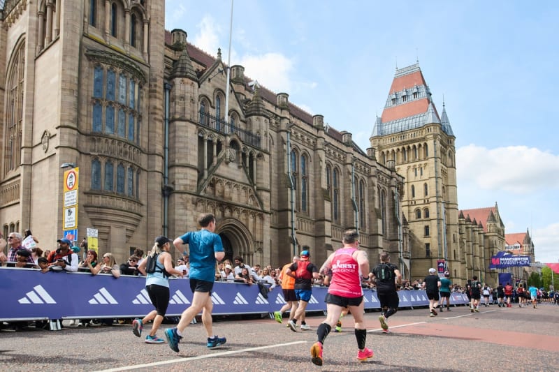 Comment s’inscrire au Marathon de Manchester 2026 ? Prix, dates, modes d’inscription, remboursement et conseils pour obtenir un dossard sur l’un des marathons les plus rapides du Royaume-Uni.