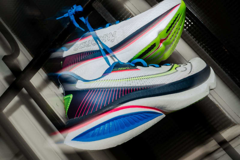 Saucony lance l’Endorphin Azura, une chaussure d'entraînement rapide et polyvalente inspirée de la gamme Endorphin. Mousse PWRRUN PB, rocker Speedroll et légèreté remarquable : une chaussure sans plaque pensée pour courir vite au quotidien, avec un excellent rapport performance/prix.