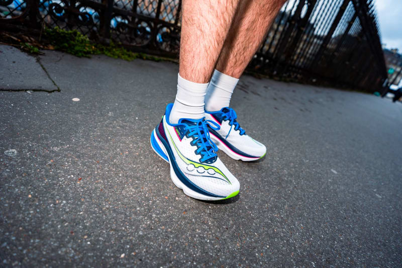 Saucony lance l’Endorphin Azura, une chaussure d'entraînement rapide et polyvalente inspirée de la gamme Endorphin. Mousse PWRRUN PB, rocker Speedroll et légèreté remarquable : une chaussure sans plaque pensée pour courir vite au quotidien, avec un excellent rapport performance/prix.
