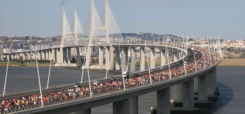 En 2025, le running est en plein boom. La communauté de coureurs s’agrandit mais il y a aussi le revers de la médaille : pour décrocher un dossard sur une grande course, il faut parfois s’y prendre un an à l’avance. Un vrai casse-tête pour les runners à la recherche d’un objectif. Et pourtant, il y a encore des pépites en Europe, à seulement quelques heures de la France, offrant des conditions idéales pour courir cette année : parcours rapide, organisation millimétrée, météo parfaite, ambiance de fête et décor de carte postale. Cette année, cap sur le Portugal pour vivre un week-end sportif inoubliable : le Marathon de Lisbonne.