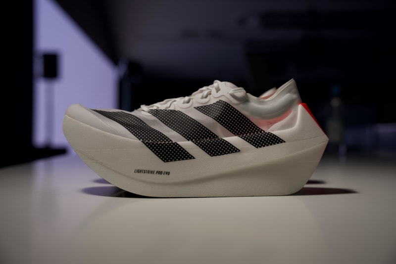 Adidas lance l’Adizero Prime X Evo, sa nouvelle super-shoe ultra-légère et sur-élevée conçue pour la vitesse et les longues distances.