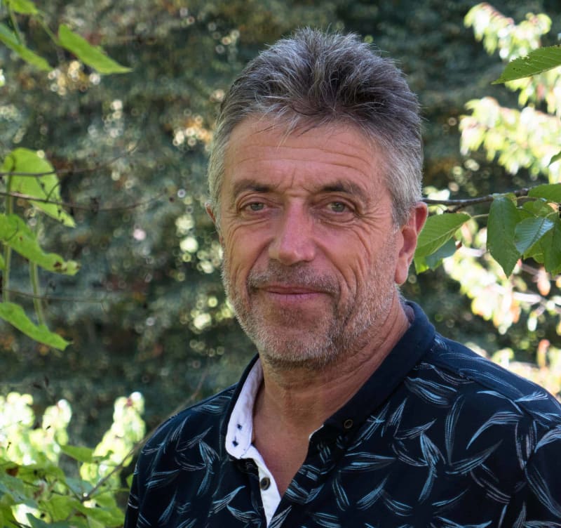 Impossible de le nier. La course est pied s'est imposée comme l'une des disciplines les plus prisées par les Français. Tous les indicateurs le montrent : le running connaît un succès grandissant dans l'Hexagone. À partir de ce constat indéniable, David Le Breton, professeur émérite de sociologie à l'université de Strasbourg et Olivier Bessy, sociologue spécialiste de la course à pied, énumèrent les différentes raisons qui poussent bon nombre de pratiquants à vivre de nouvelles aventures grâce à ce sport. 