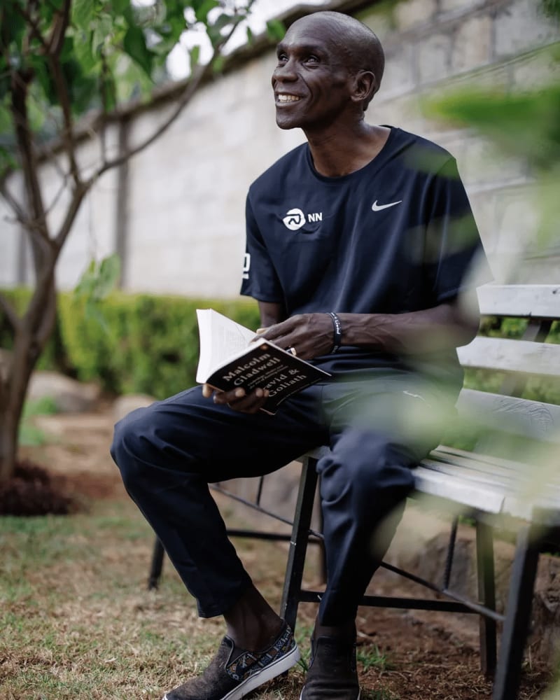 Eliud Kipchoge tire sa révérence sur les grands marathons et lance un nouveau défi : courir sept marathons sur sept continents pour inspirer le monde et soutenir sa fondation.