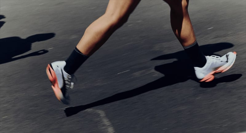 PUMA relance Project3 en 2026 et soutient les coureurs amateurs sub-élites avec un accompagnement digne des pros : Fast-R 3 et récompense en cash en cas de performance. Une initiative unique qui bouscule la culture running et valorise les runners passionnés.